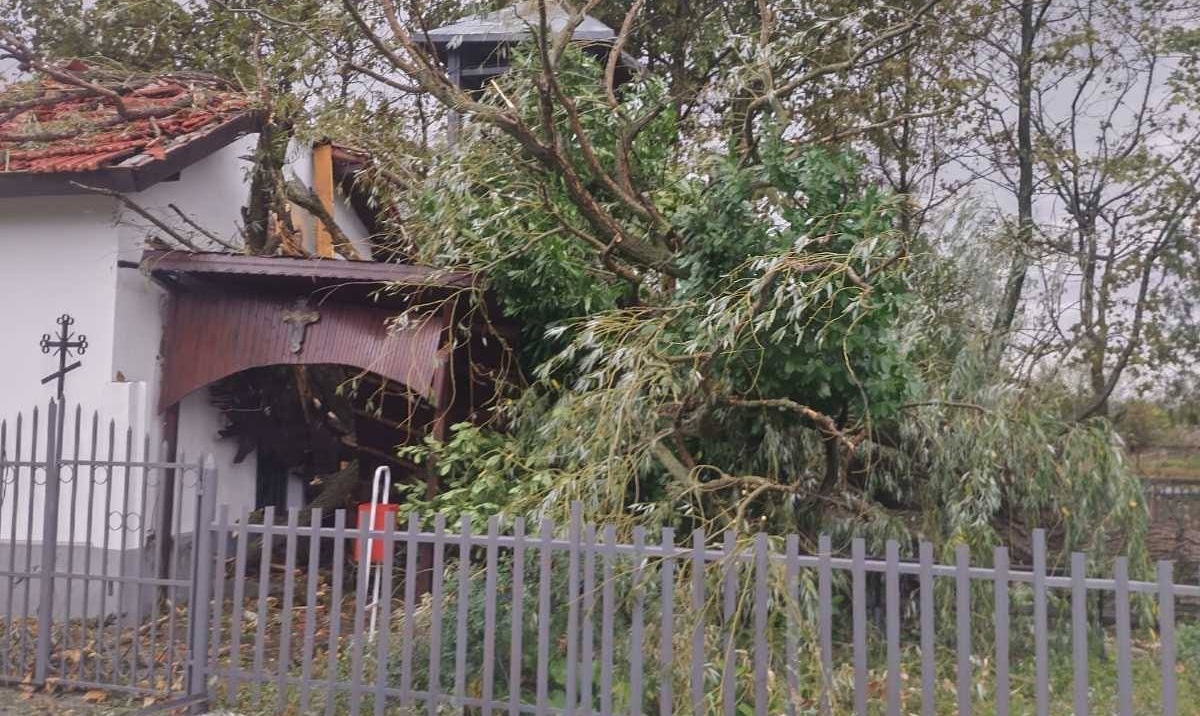 Дърво падна върху църква, десетки населени места са без ток