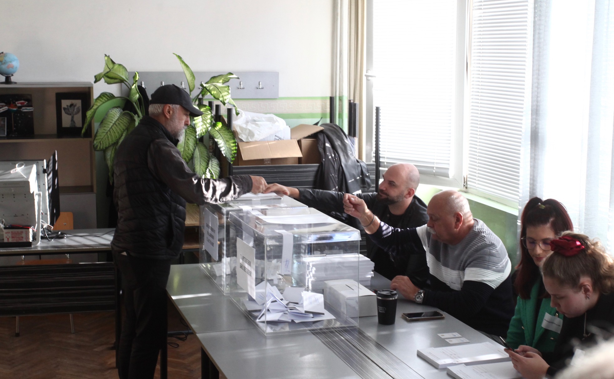 Гласуването в София, Варна и Пловдив към 12.30 часа