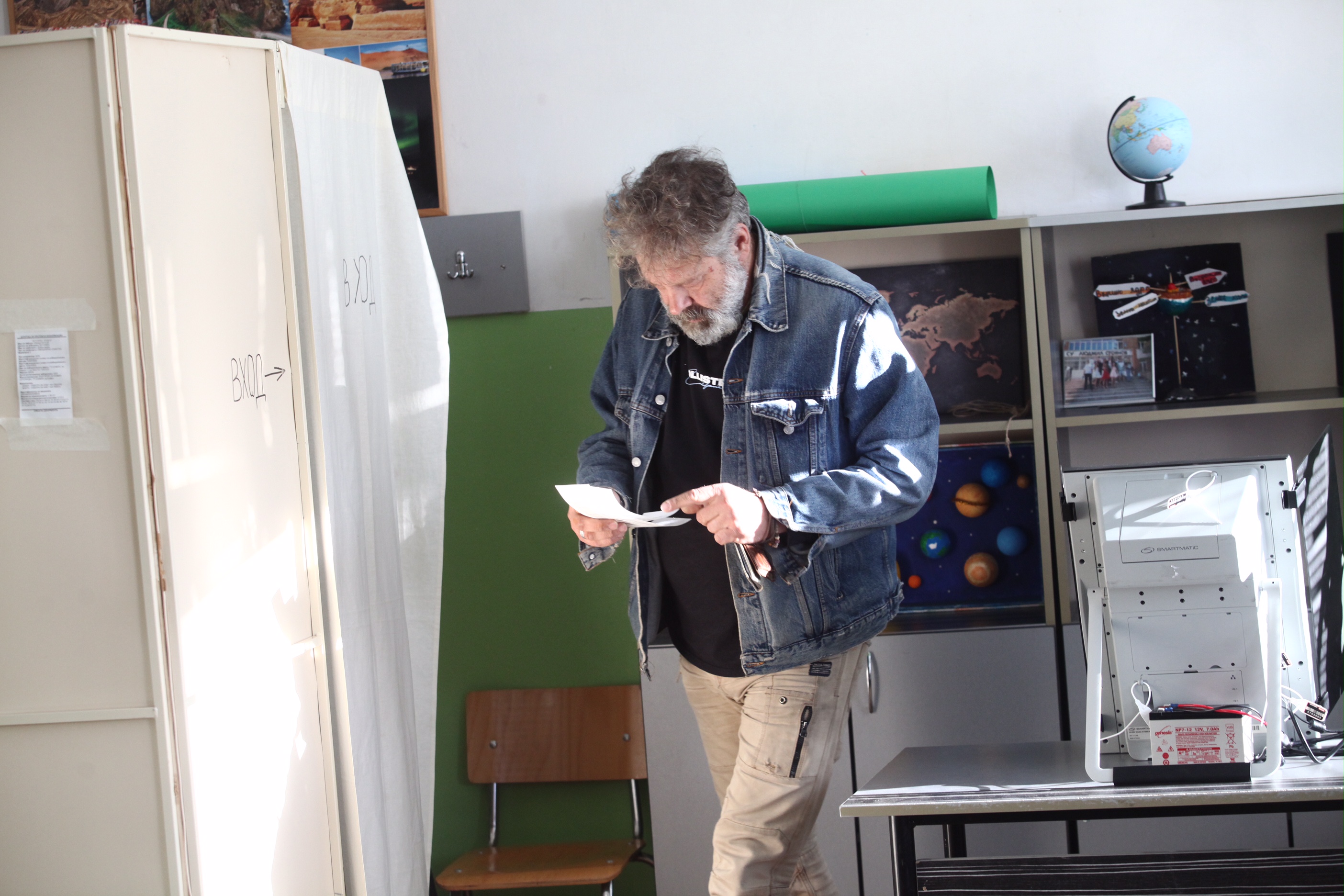 В девет секции в София машините не работят