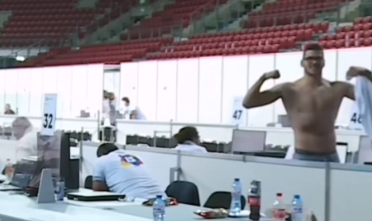 На балотажа: Млад преброител загърби бюлетините и показа мускули в ефир (ВИДЕО)