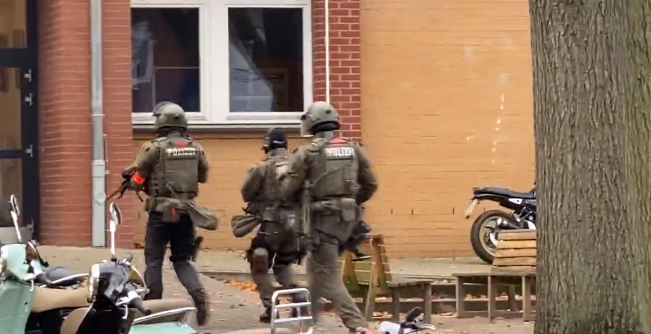 Спецакция в училище в Хамбург, мъж заплаши учителка с пистолет