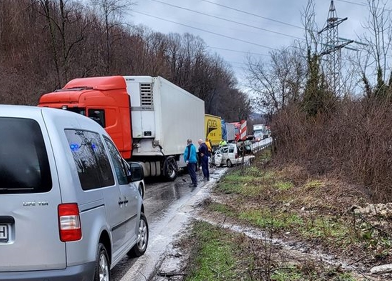 Водач загина при челен удар на ТИР и автомобил край Велико Търново