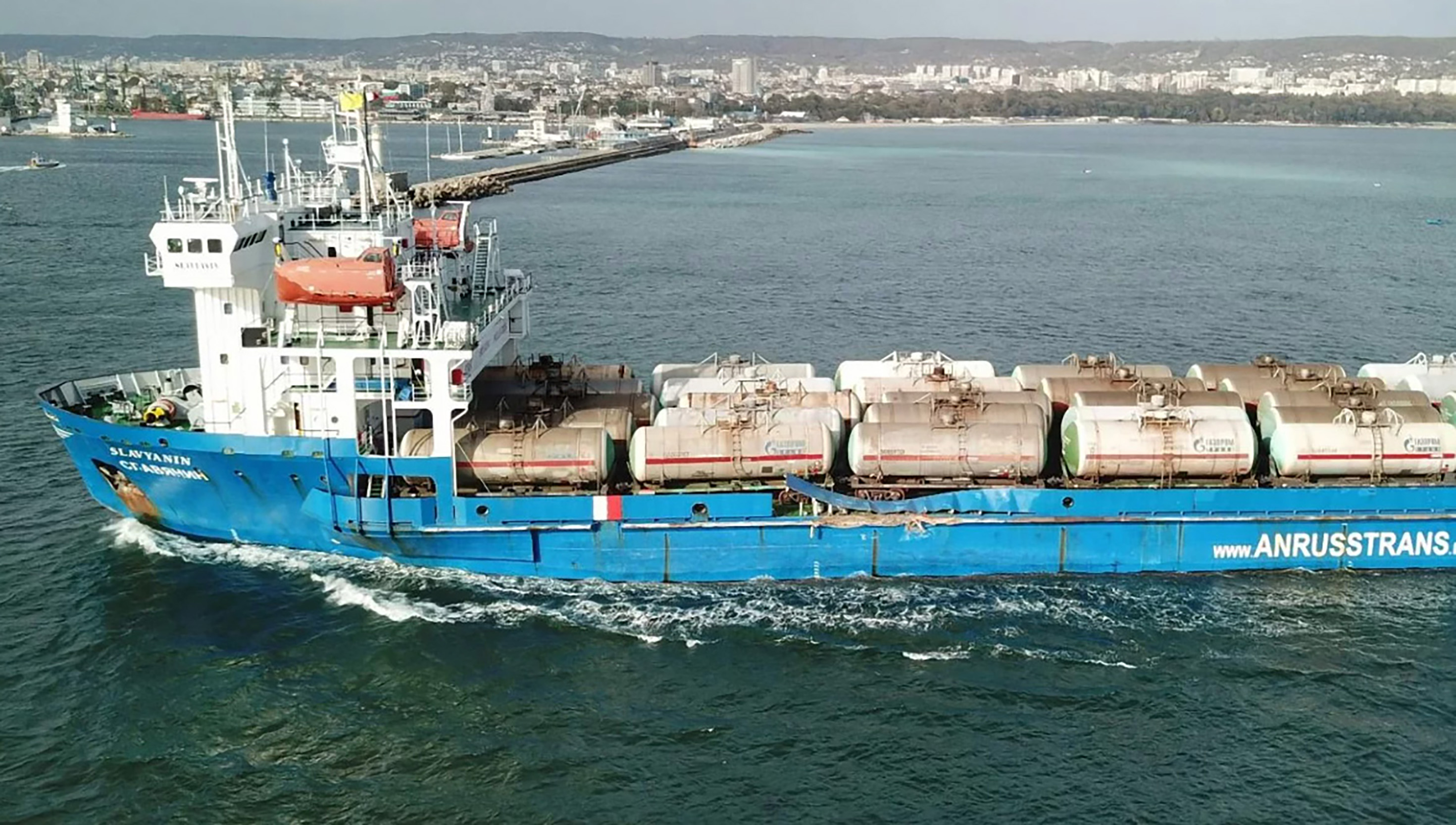 Руски ферибот пострада след сблъсък с кораб беглец (обзор)