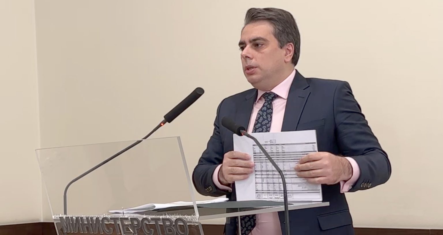 Вдигат заплати, но не на всички чиновници
