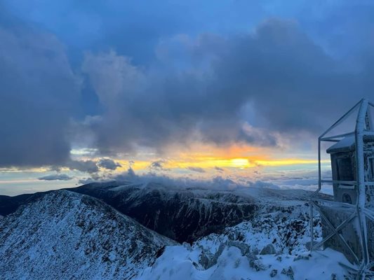 Сняг вали на Мусала и Ботев