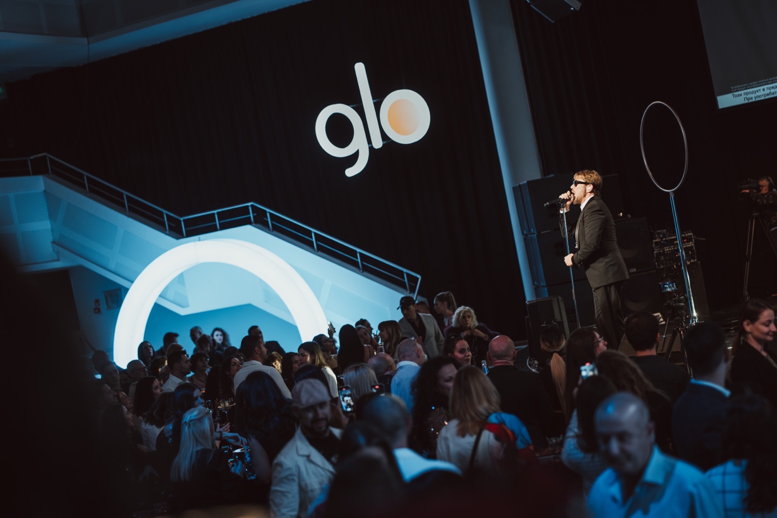 Незабравимо бляскаво парти беляза една година glo™ в България