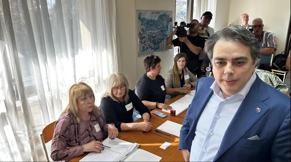 Прокуратурата прекрати преписката за отказа Асен Василев да бъде допуснат до вота