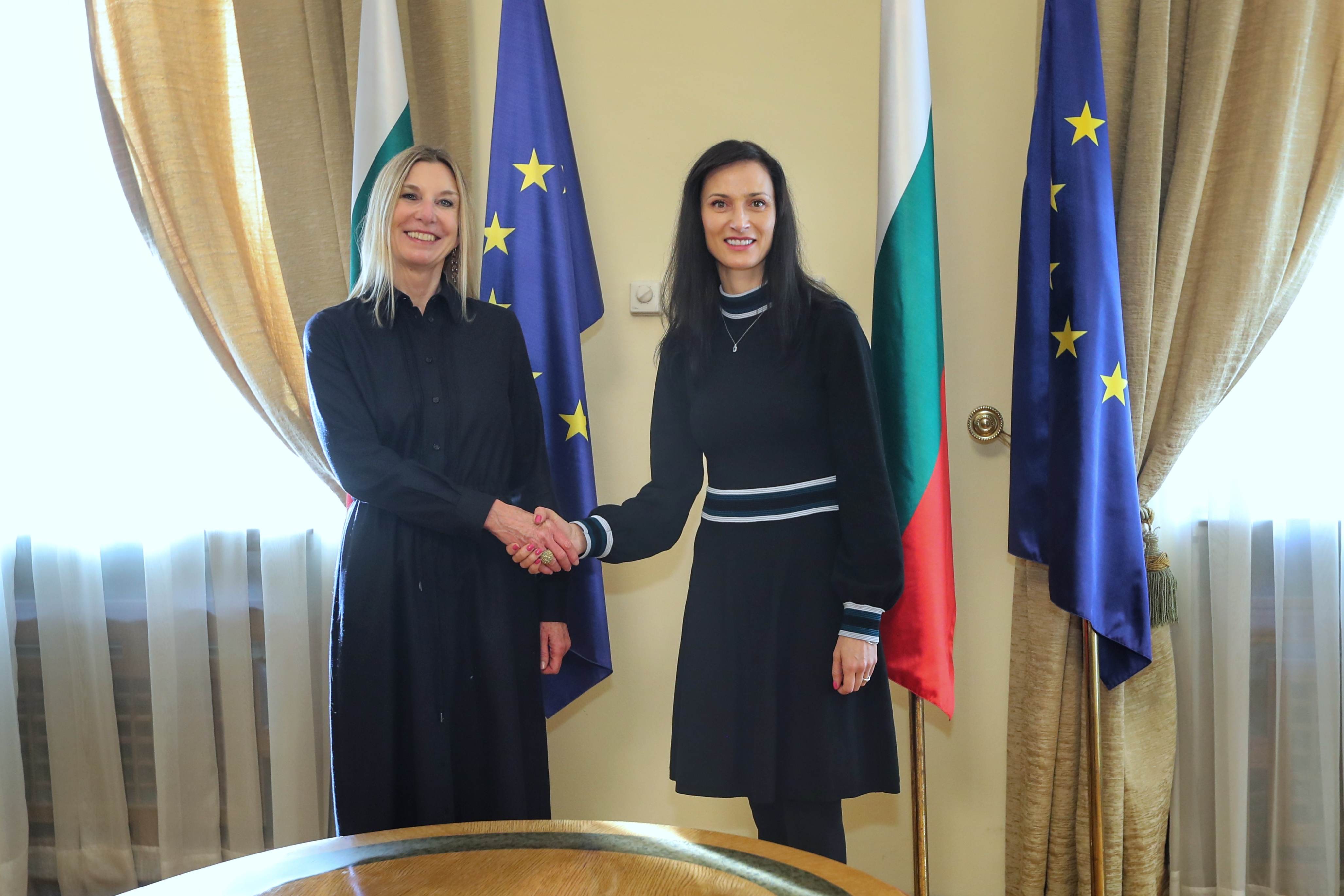 Мария Габриел: Трафикът на хора продължава да бъде сериозна заплаха в ЕС