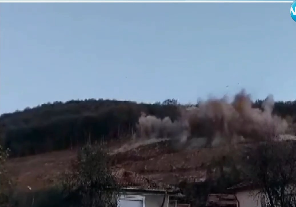 Дъжд от камъни и много щети: Контролиран взрив излезе извън контрол в село Ребърково