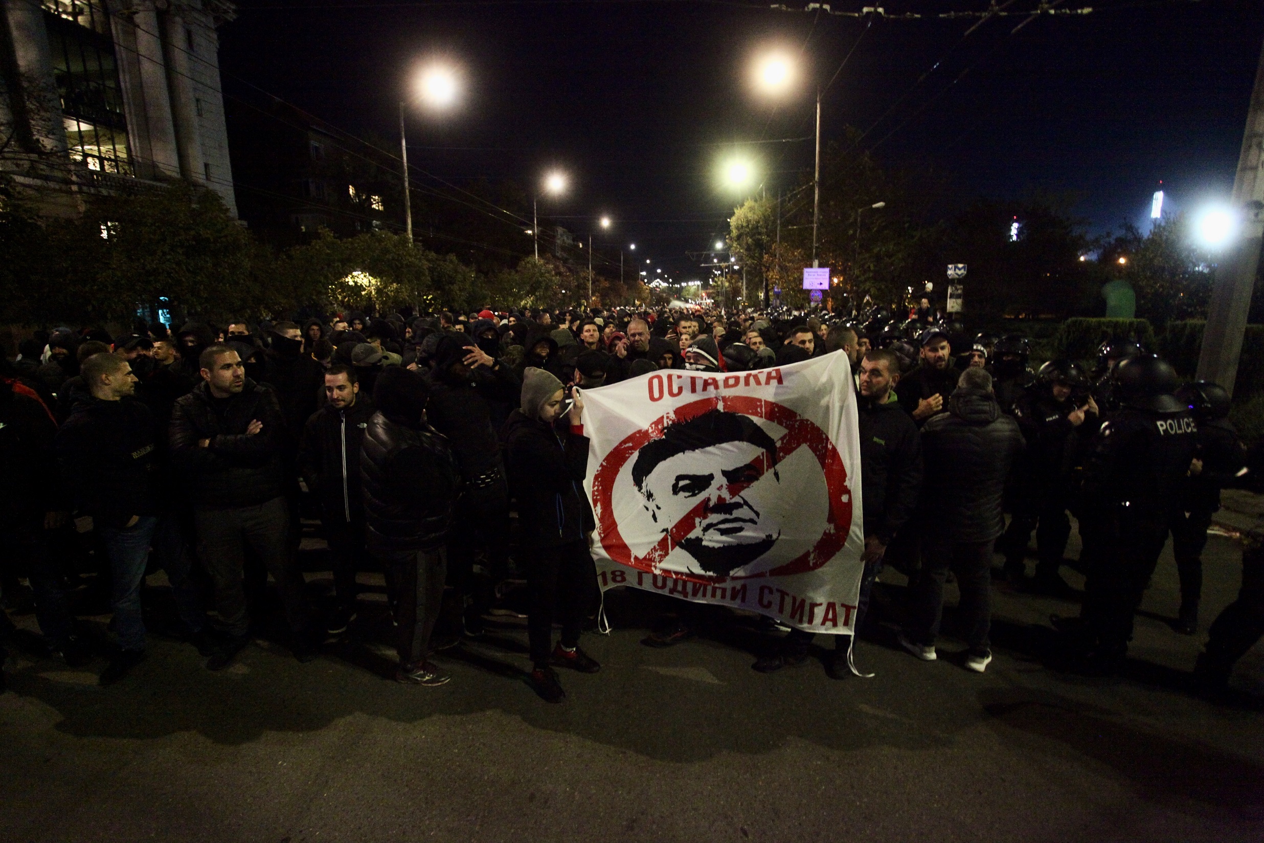 Движението на градския транспорт през Орлов мост е отклонено заради протеста на феновете