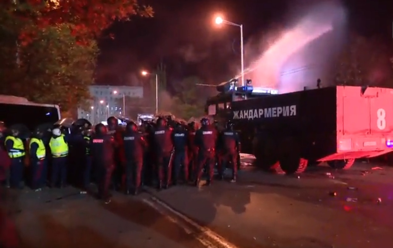 12 души са пострадали при размириците в София