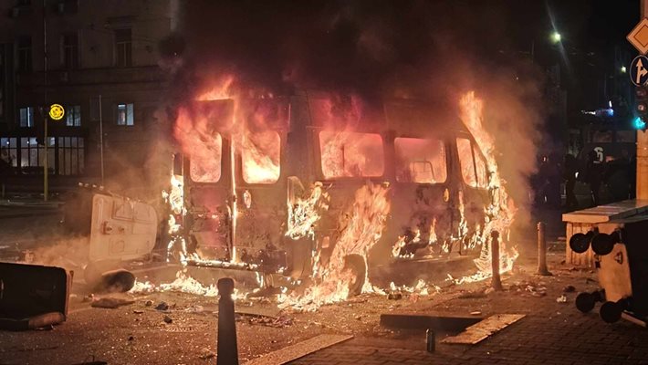 След безредиците в София: Повдигнато е обвинение на 29-годишен за палежа на бус на общинската полиция