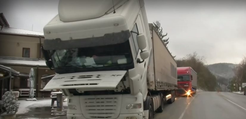 Няколко румънски тира са аварирали на Прохода на Републиката
