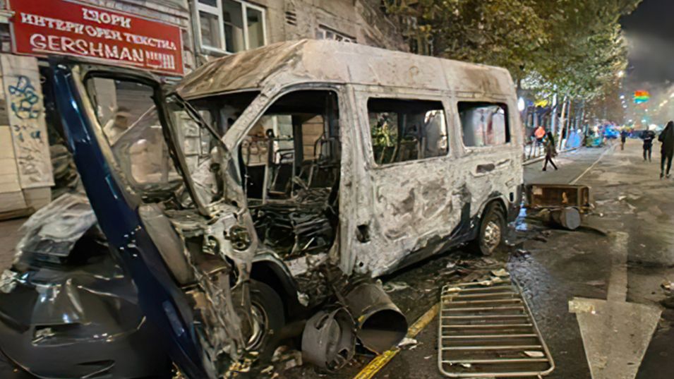 Двама зад решетките за трошене и палене на полицейски микробус (обзор)