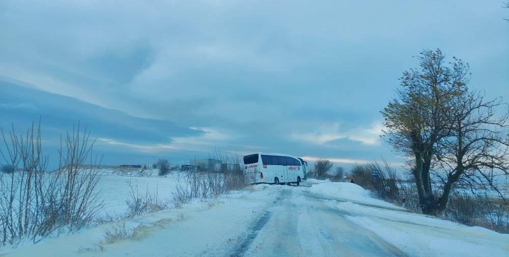 Ураганът „Фредерик“ удари пътища и училища