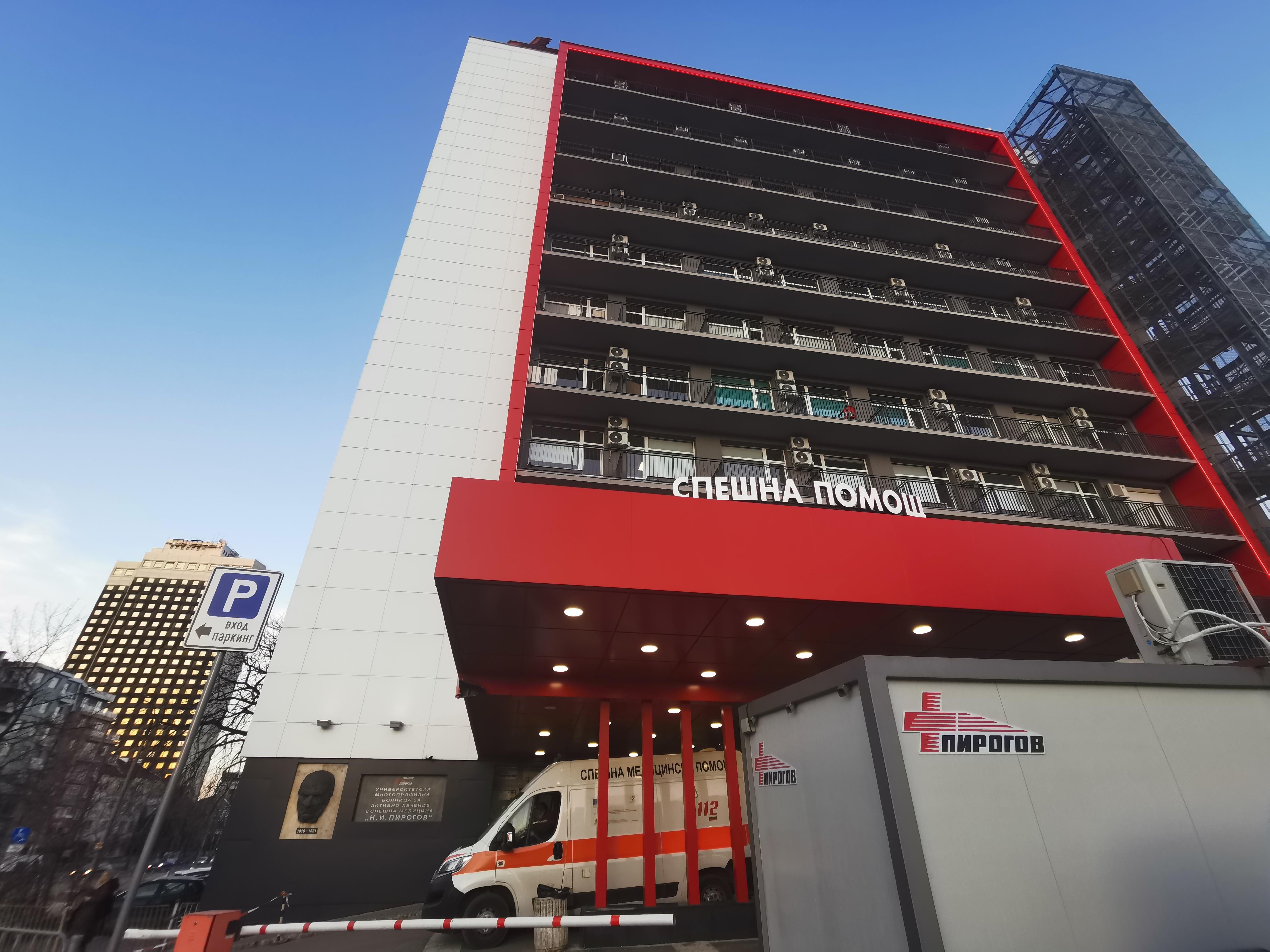 Изписаха от "Пирогов" жената, пострадала от паднала топола в София