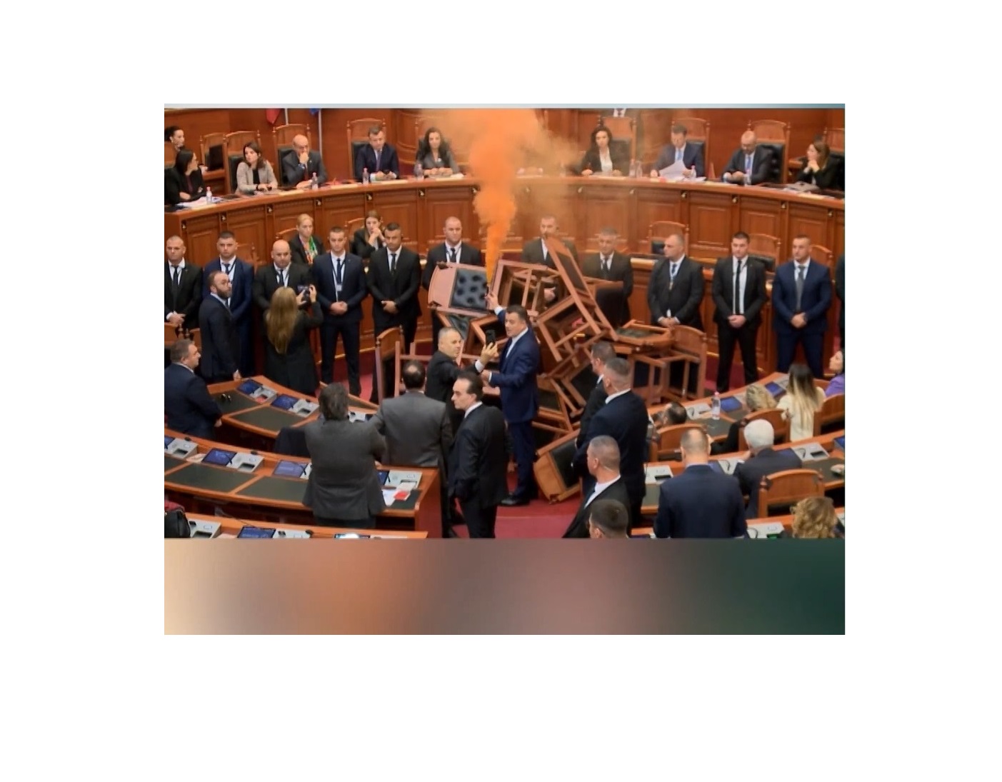 Димки, закани и обиди в парламента на Албания (ВИДЕО)