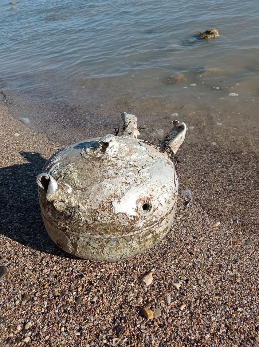 Морето изхвърли корозирала мина край Балчик