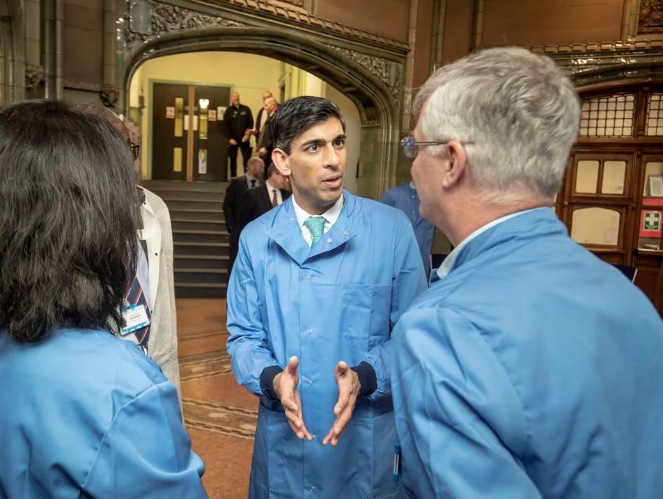 Разследват Риши Сунак за COVID-19