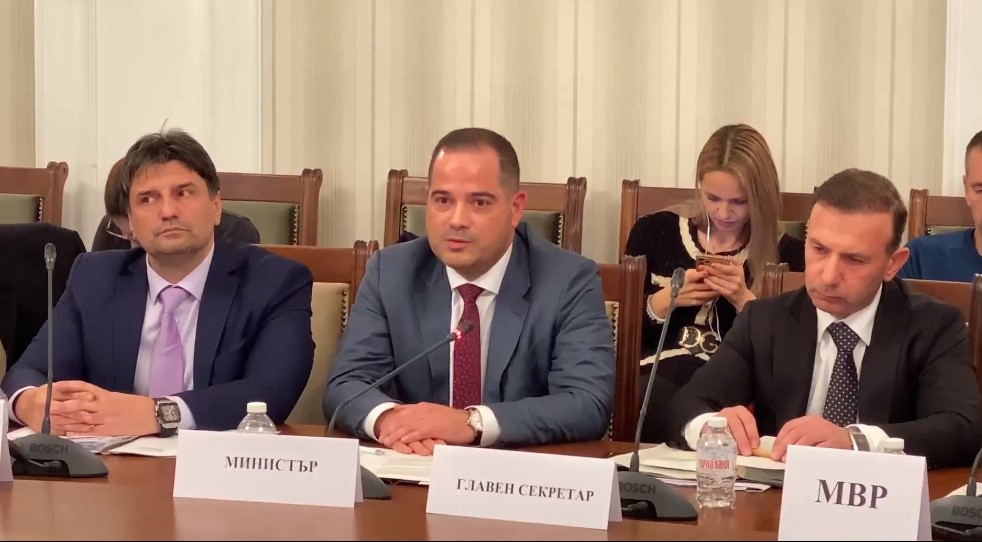 Протестът на феновете пуснат зад гърба на МВР