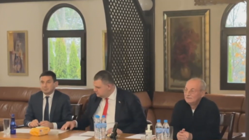 Ахмед Доган се появи на заседание на Централното оперативно бюро на ДПС