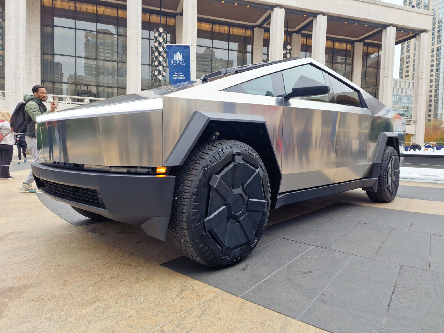 Мъск обяви началото на продажбите на електрическия пикап Cybertruck в Северна Америка