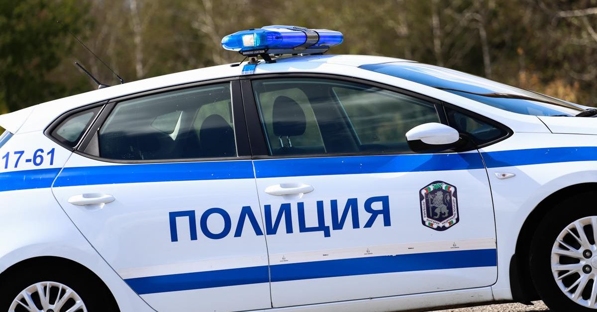 Джип с мигранти блъсна полицейски автомобил в Казанлък