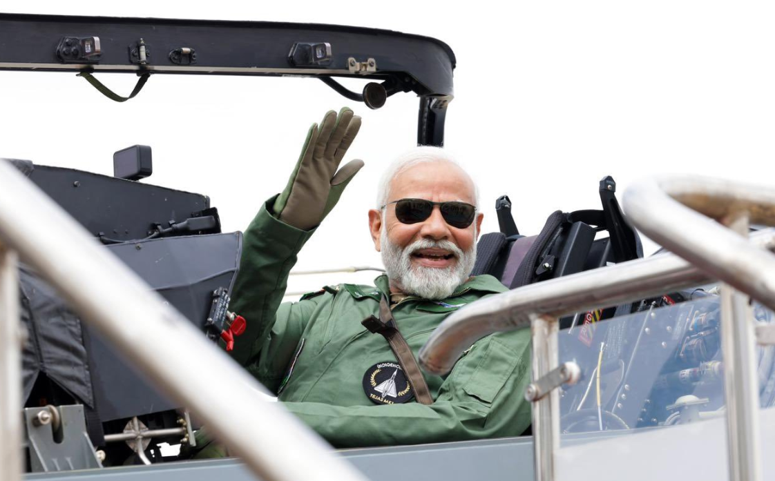 Индийският премиер летя с изтребителя Tejas