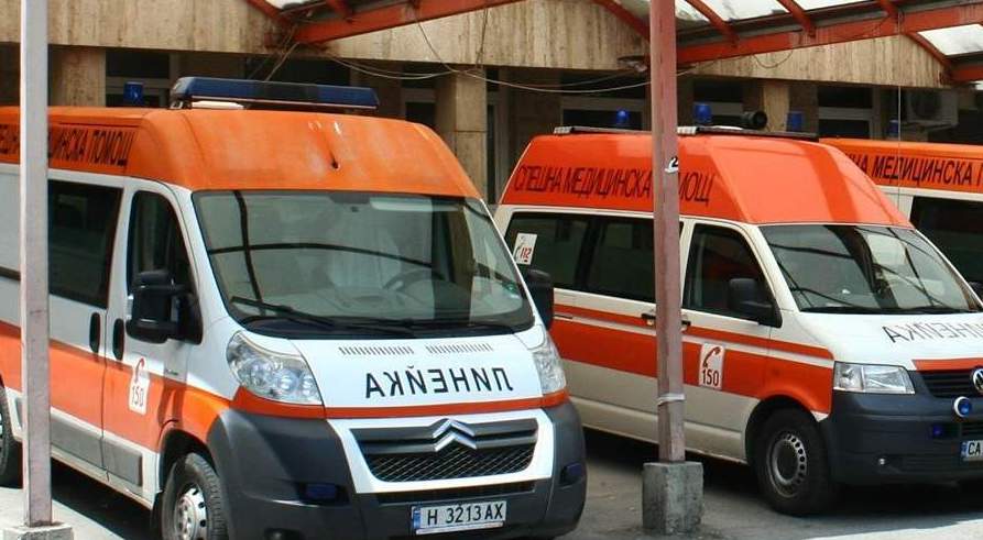 Кола удари служител на пътна фирма