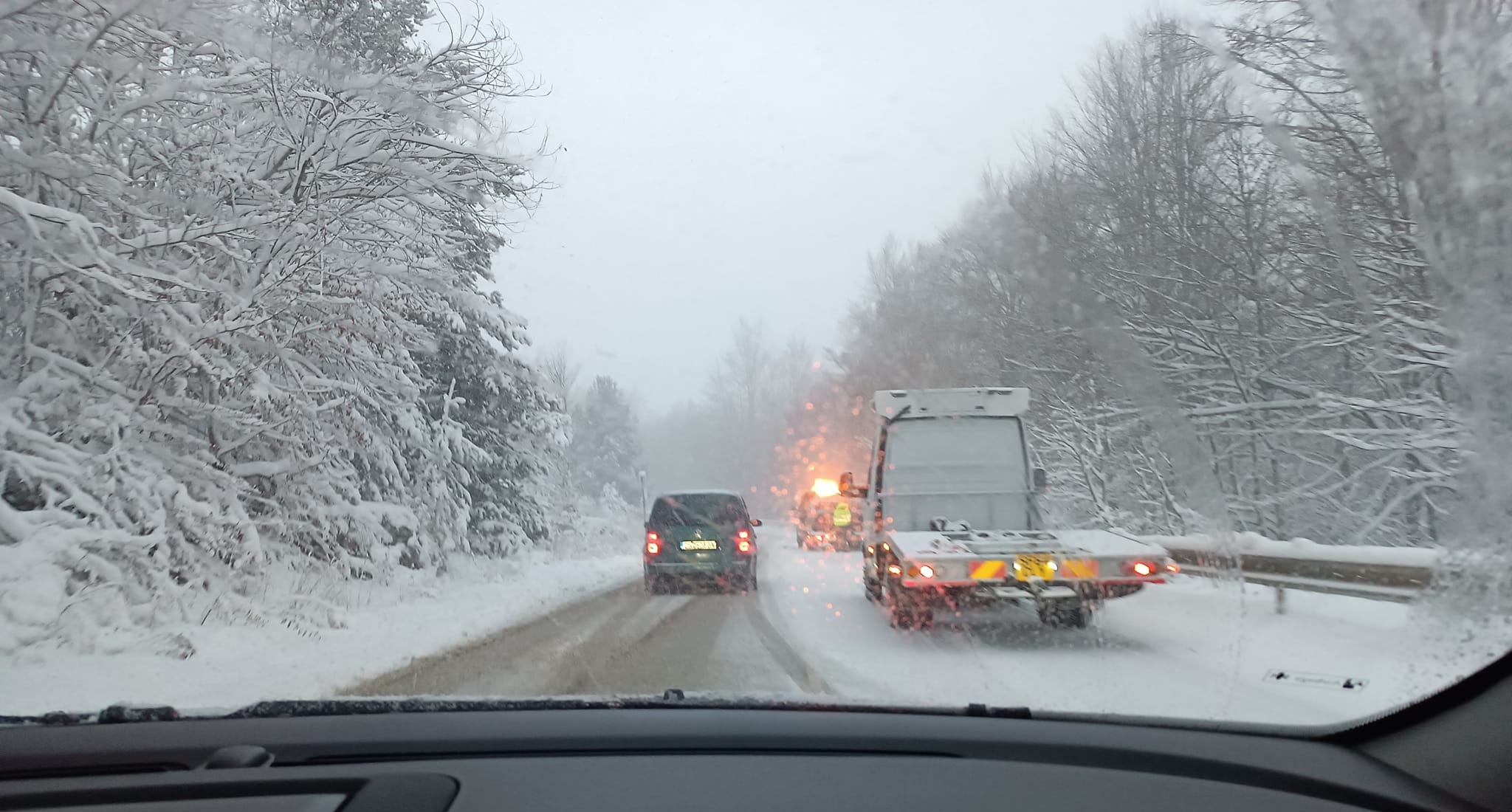 Лавина падна върху бус на прохода „Петрохан”