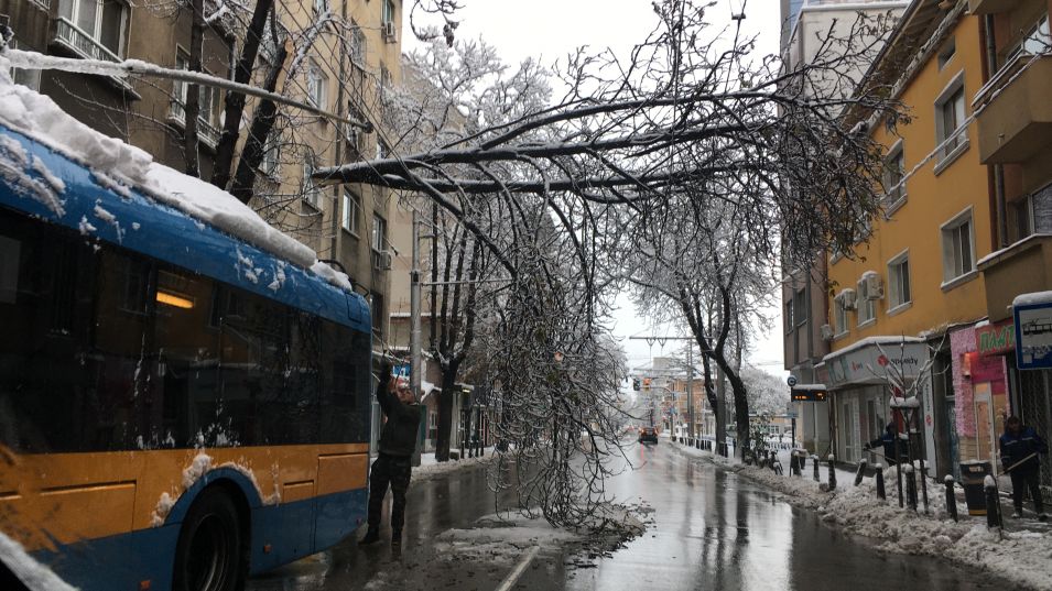 Първият сняг спря държавата
