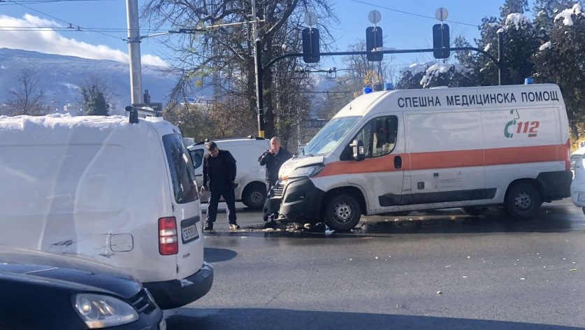 Катастрофа с линейка затрудни движението на Орлов мост