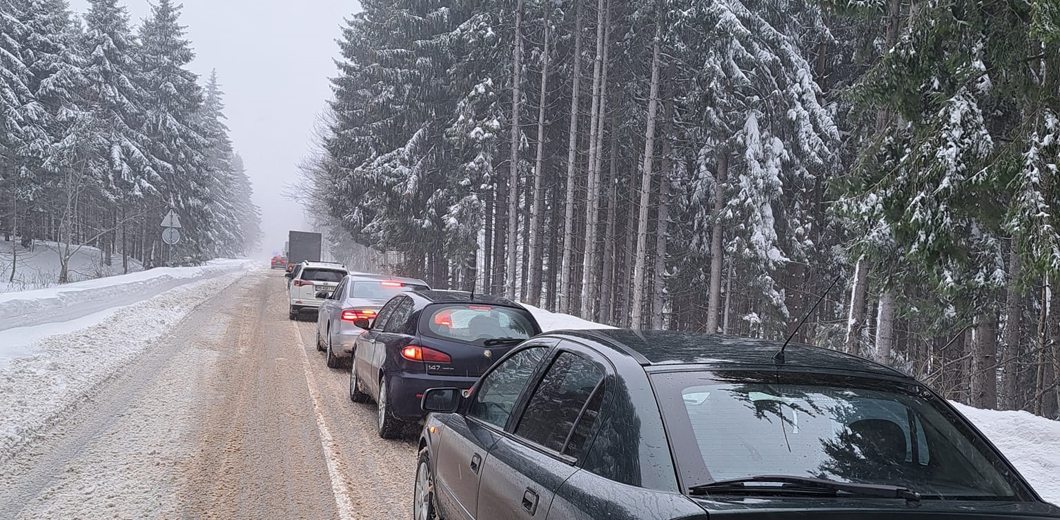Аварирал автобус блокира прохода "Петрохан"