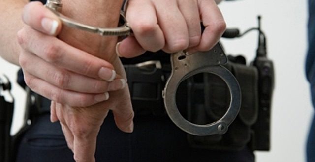 Задържаха мъж за принуждаване към проституция, връзвал жертвите си с вериги