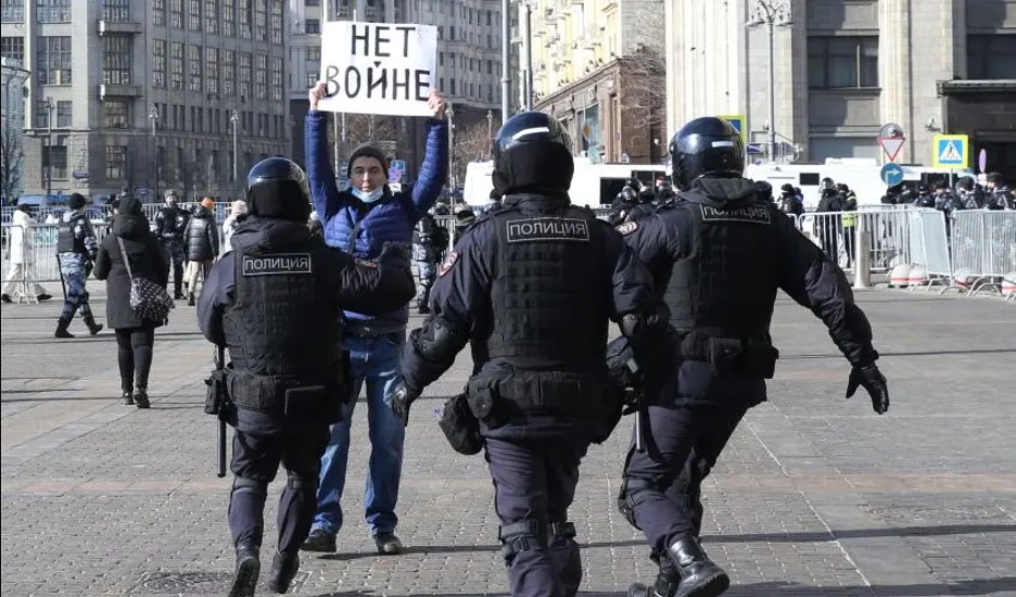 10 години затвор за руснак, написал в снега "Не на войната"