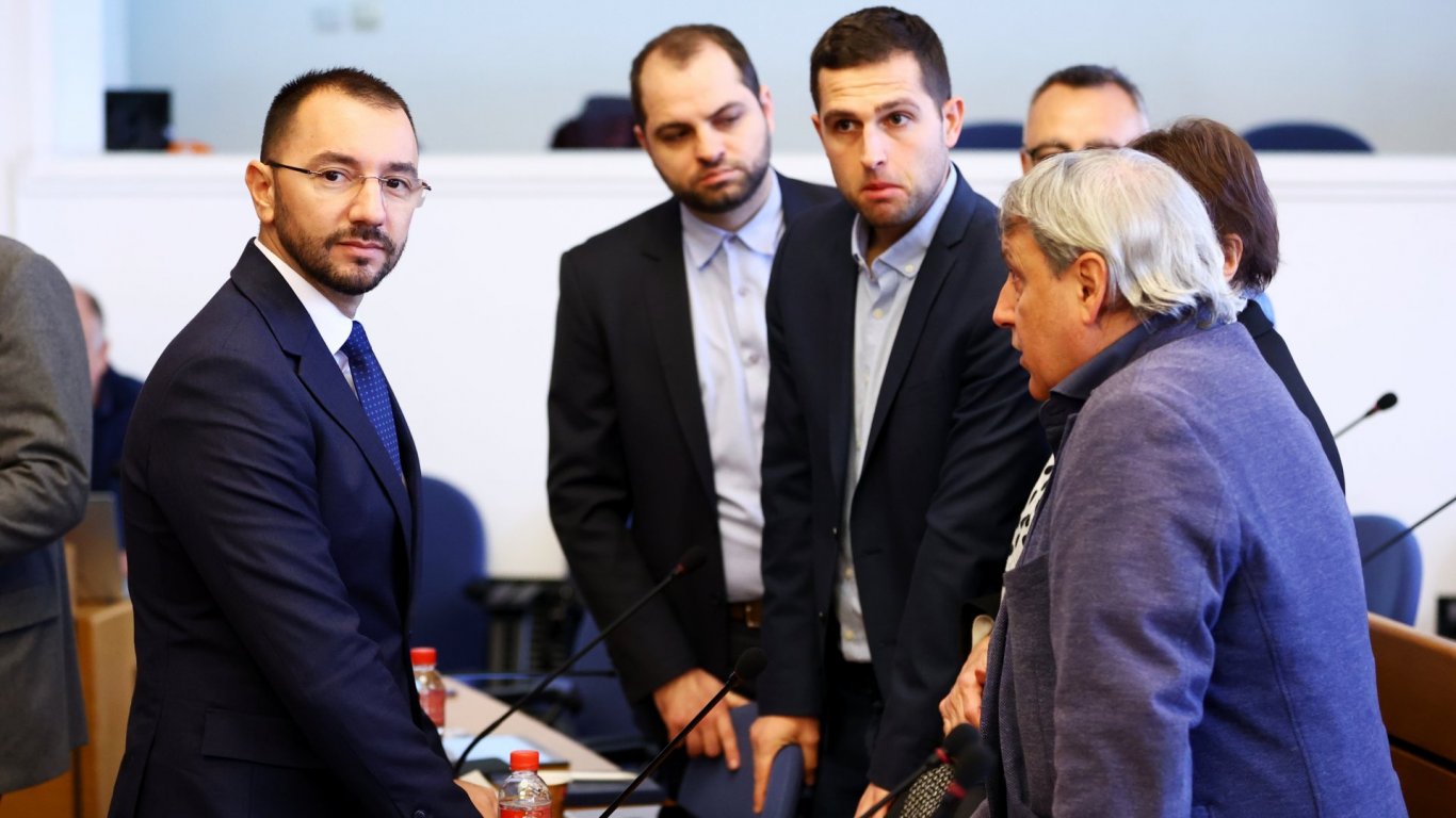 За трети път общинарите в София не си избраха шеф (обзор)