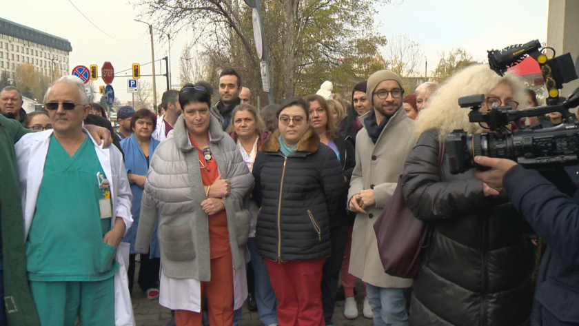 Протест пред "Пирогов" в подкрепа на директора на детската хирургия