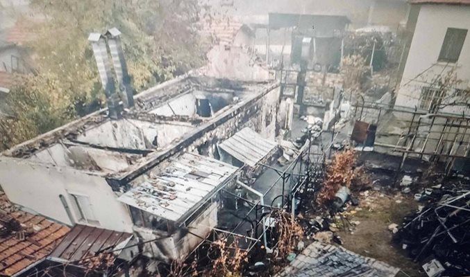 След спор за ограда: Мъж подпали къщата на съседката си