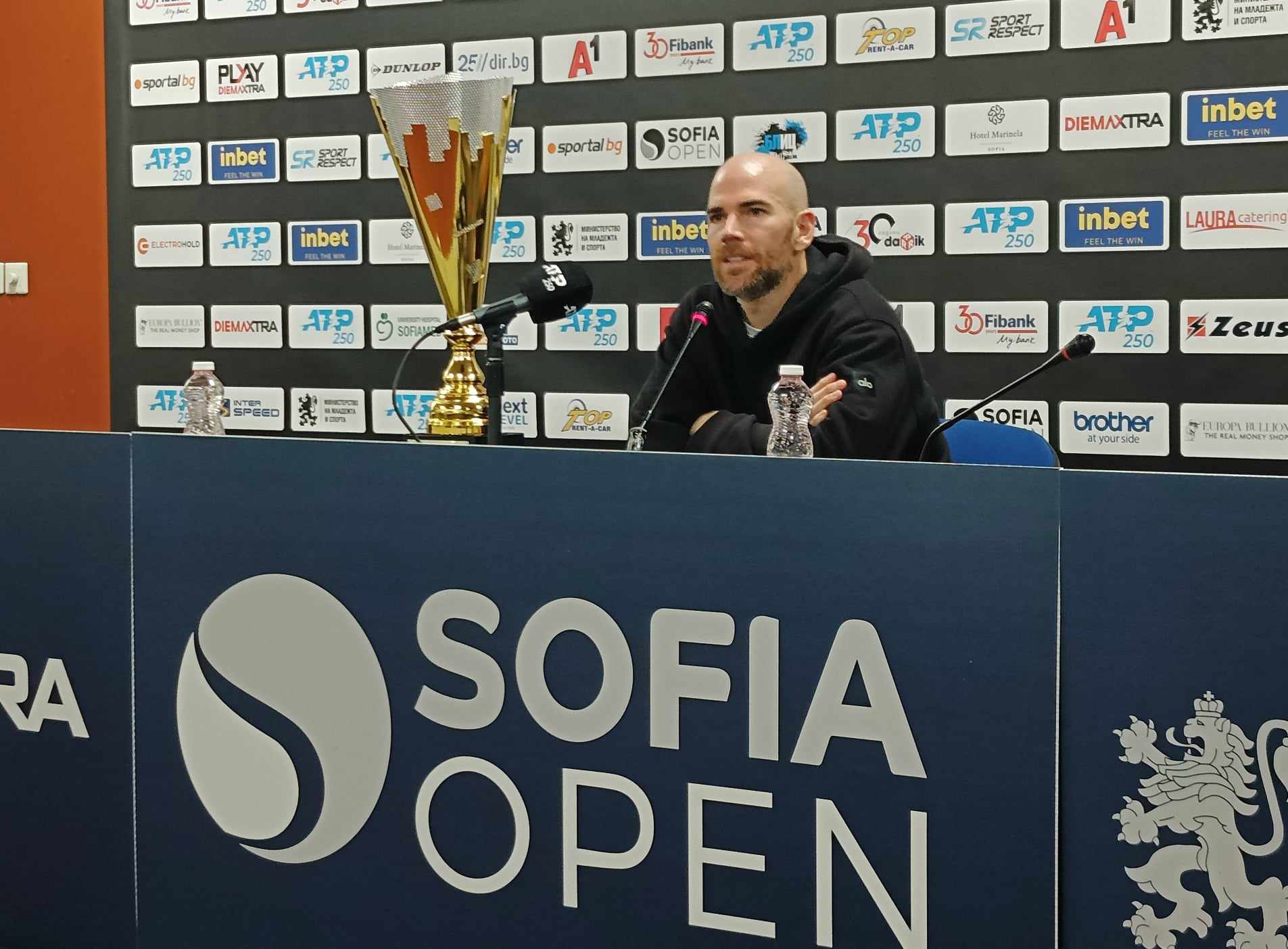 Адриан Манарино остави купата си от тенис турнира "Sofia Open" в столичен ресторант