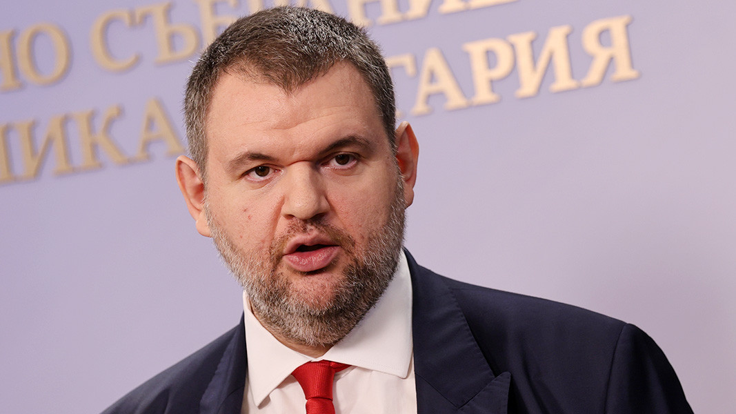 Пеевски започва да става лидер на "демократичната общност"