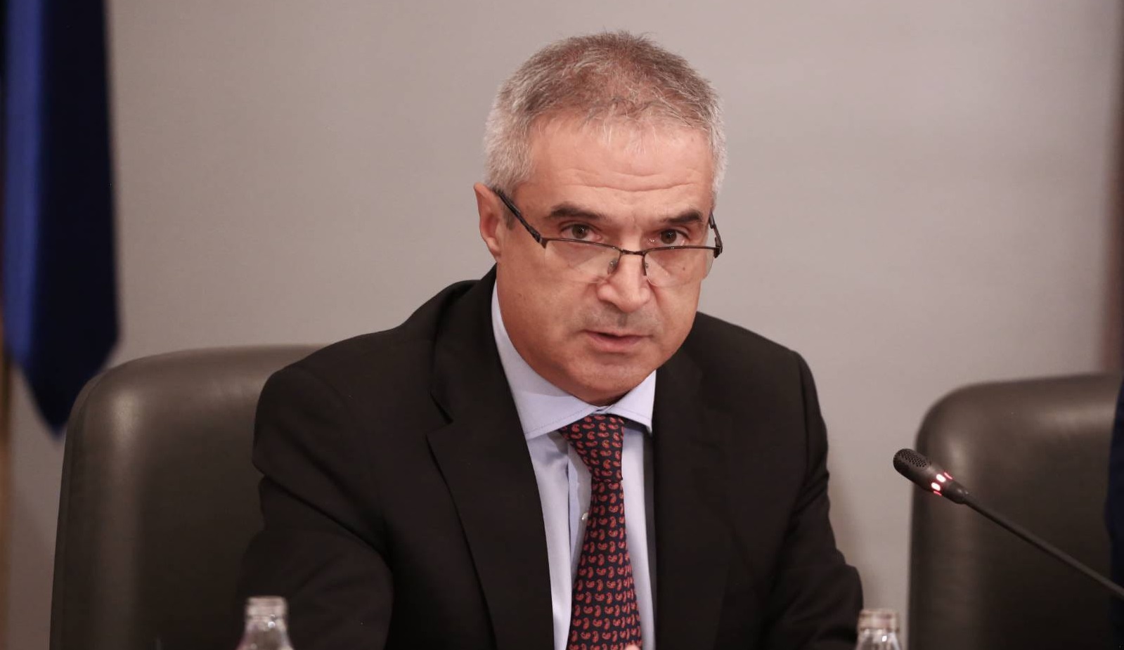 Викат в парламента енергийния министър Румен Радев заради останалите без ток хора след снеговалежите