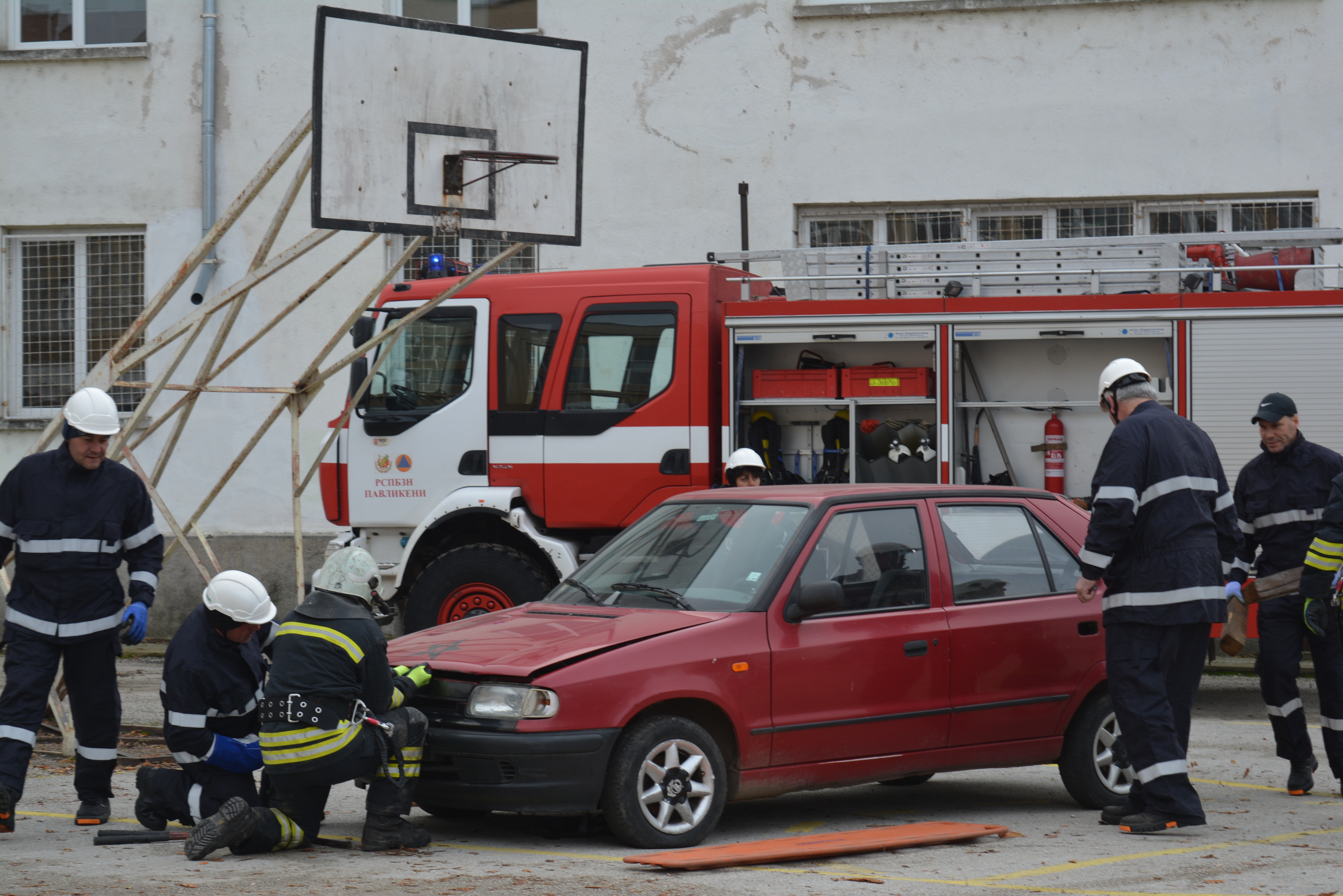 С демонстрация за спасяване на пострадал при ПТП беше отбелязан в Павликени Международния ден на доброволеца 