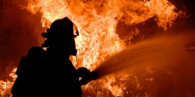 Голям пожар на коледен пазар в Берлин, двама души са ранени