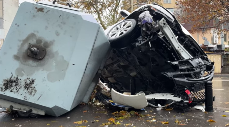 Шофьор се заби в контейнер на спирка в Русе (ВИДЕО)
