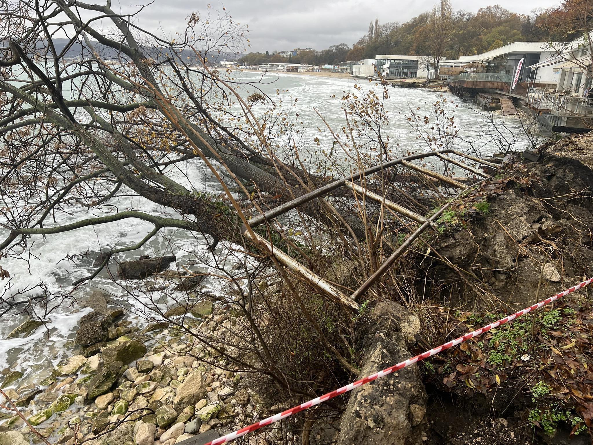 Пропадна част от крайбрежната алея във Варна