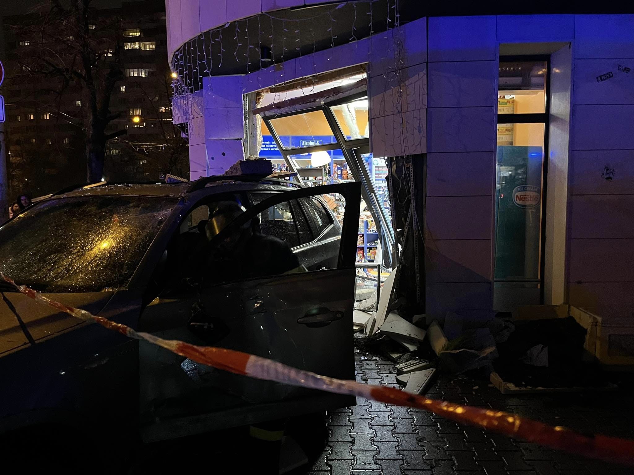 Кола се вряза в магазин в София, има пострадали