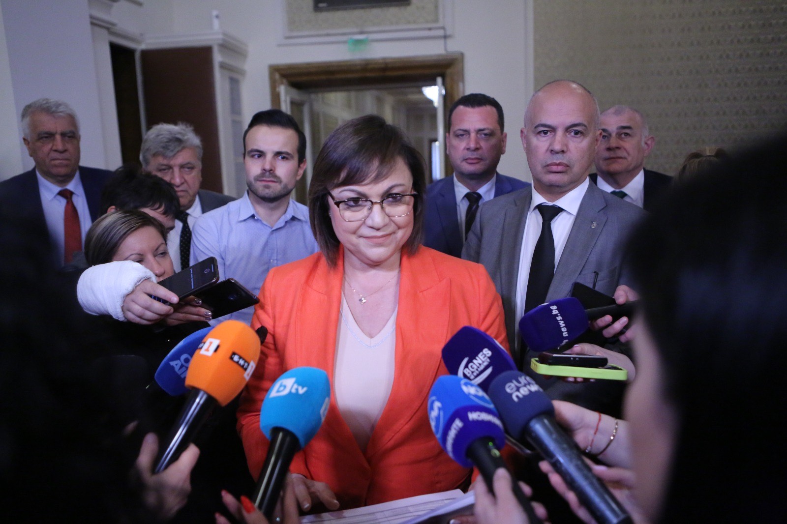 Нинова: БСП сме готови да припознаем предложения на президента за промени в Конституцията