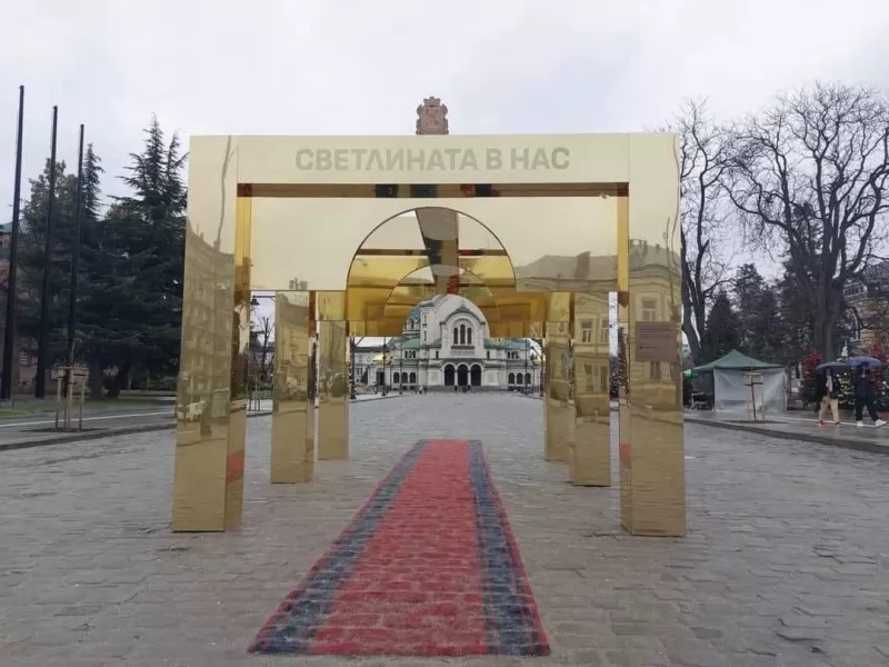 Общината маха златната арка пред „Св. Александър Невски“