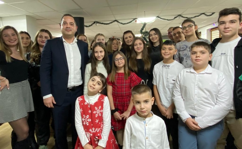 Коледни подаръци за 67 деца на загинали полицаи и пожарникари