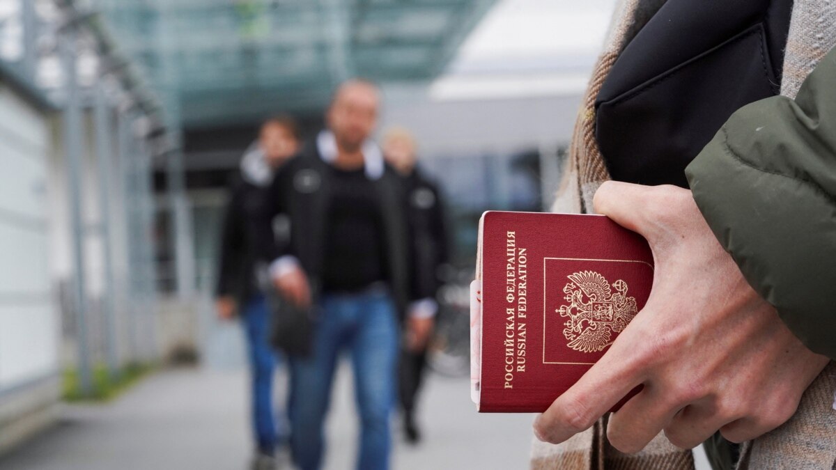 Събират задграничните паспорти на руснаци, получили забрана за пътуване в чужбина
